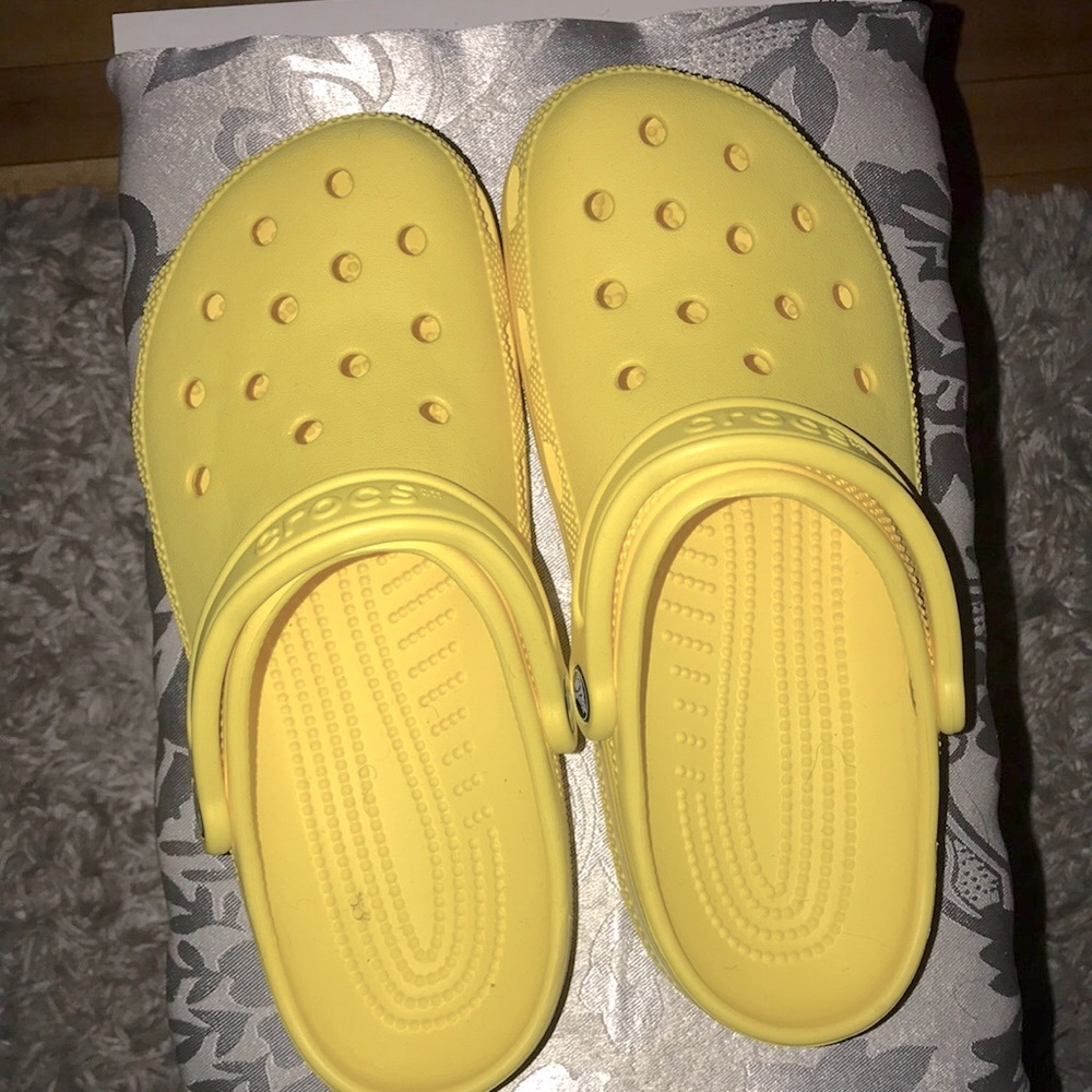 Yellow Crocs W9 M7